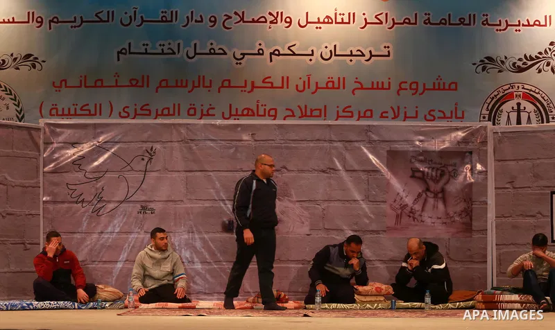 Palestinians attend graduation ceremony of the copy of the Koran in a manner drawing Ottoman, in Gaza city on February 6, 2107. Photo by Mohammed Asad
