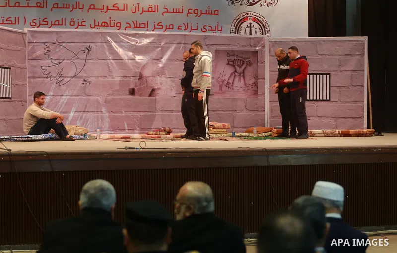 Palestinians attend graduation ceremony of the copy of the Koran in a manner drawing Ottoman, in Gaza city on February 6, 2107. Photo by Mohammed Asad