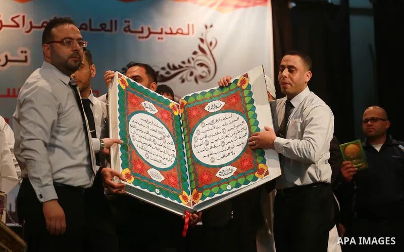 Palestinians attend graduation ceremony of the copy of the Koran in a manner drawing Ottoman, in Gaza city on February 6, 2107. Photo by Mohammed Asad