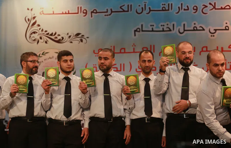 Palestinians attend graduation ceremony of the copy of the Koran in a manner drawing Ottoman, in Gaza city on February 6, 2107. Photo by Mohammed Asad