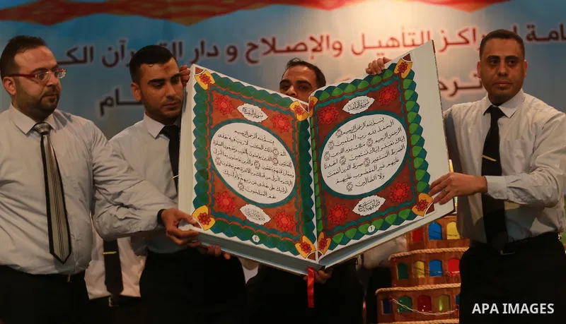 Palestinians attend graduation ceremony of the copy of the Koran in a manner drawing Ottoman, in Gaza city on February 6, 2107. Photo by Mohammed Asad