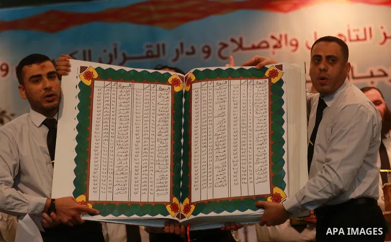 Palestinians attend graduation ceremony of the copy of the Koran in a manner drawing Ottoman, in Gaza city on February 6, 2107. Photo by Mohammed Asad
