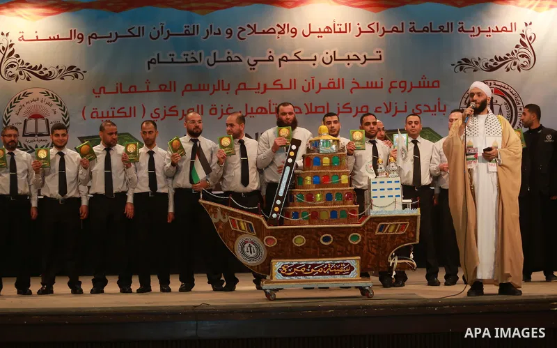 Palestinians attend graduation ceremony of the copy of the Koran in a manner drawing Ottoman, in Gaza city on February 6, 2107. Photo by Mohammed Asad