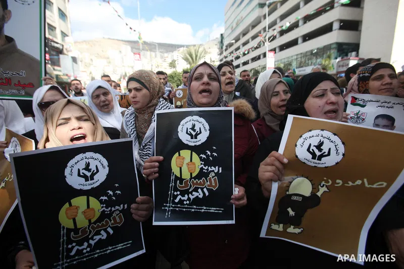 Palestinians hold placards during a protest to show solidarity with Palestinian prisoners held in Israeli Jails, in the West Bank city of Nablus, on Feb. 06, 2017. Photo by Stranger