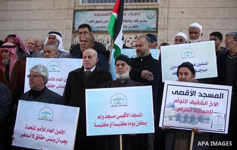 Members of the Palestine Scholars Association take part in a protest against United Nations Secretary-General Antonio Guterres comments about jerusalem, in Gaza city, on February 6, 2017. Photo by Ashraf Amra