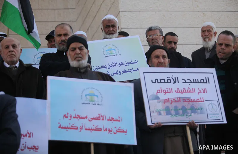 Members of the Palestine Scholars Association take part in a protest against United Nations Secretary-General Antonio Guterres comments about jerusalem, in Gaza city, on February 6, 2017. Photo by Ashraf Amra