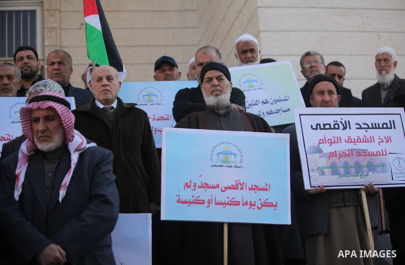 Members of the Palestine Scholars Association take part in a protest against United Nations Secretary-General Antonio Guterres comments about jerusalem, in Gaza city, on February 6, 2017. Photo by Ashraf Amra