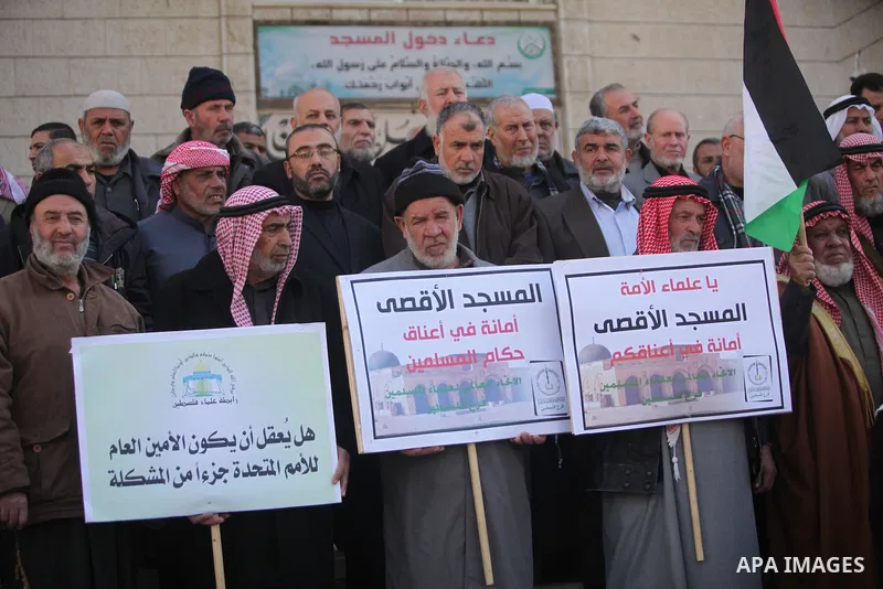 Members of the Palestine Scholars Association take part in a protest against United Nations Secretary-General Antonio Guterres comments about jerusalem, in Gaza city, on February 6, 2017. Photo by Ashraf Amra