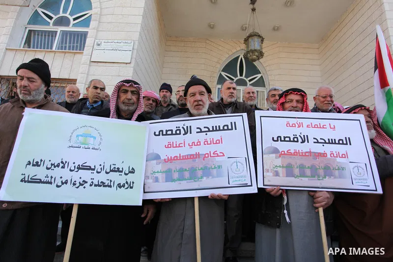 Members of the Palestine Scholars Association take part in a protest against United Nations Secretary-General Antonio Guterres comments about jerusalem, in Gaza city, on February 6, 2017. Photo by Ashraf Amra