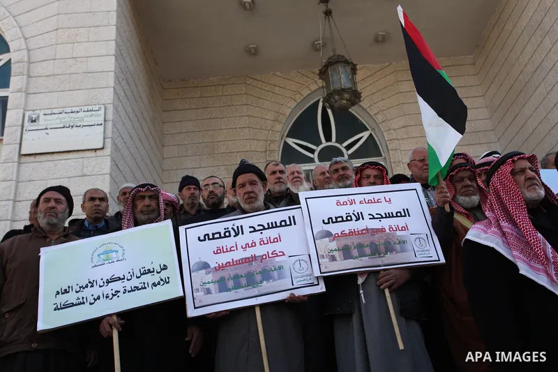 Members of the Palestine Scholars Association take part in a protest against United Nations Secretary-General Antonio Guterres comments about jerusalem, in Gaza city, on February 6, 2017. Photo by Ashraf Amra