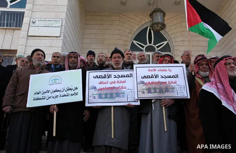 Members of the Palestine Scholars Association take part in a protest against United Nations Secretary-General Antonio Guterres comments about jerusalem, in Gaza city, on February 6, 2017. Photo by Ashraf Amra