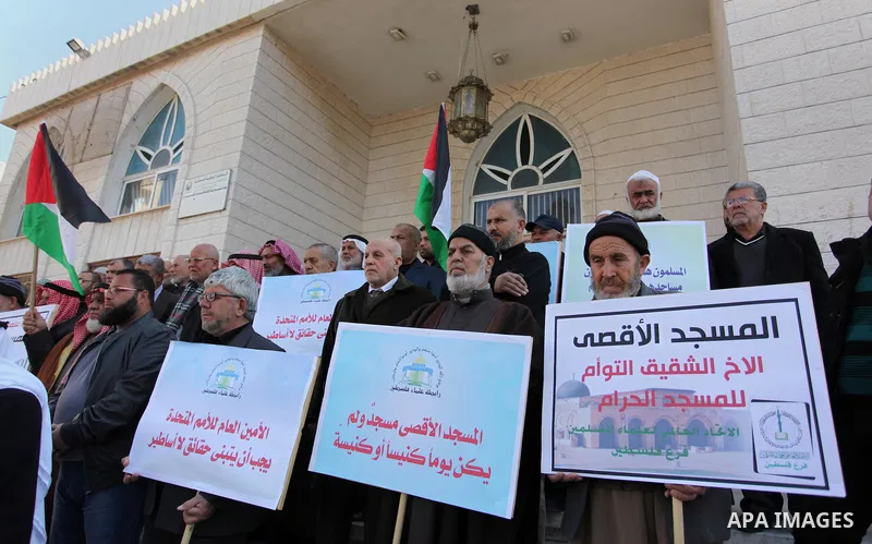 Members of the Palestine Scholars Association take part in a protest against United Nations Secretary-General Antonio Guterres comments about jerusalem, in Gaza city, on February 6, 2017. Photo by Ashraf Amra