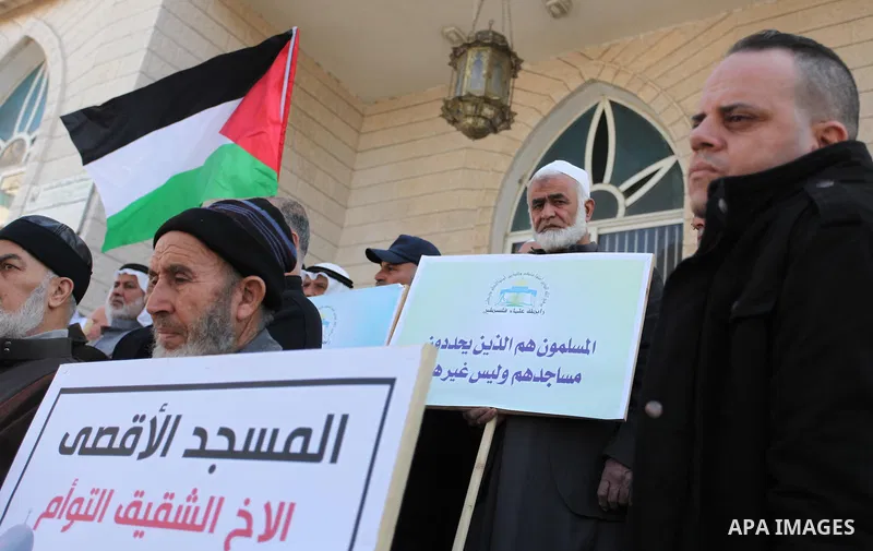 Members of the Palestine Scholars Association take part in a protest against United Nations Secretary-General Antonio Guterres comments about jerusalem, in Gaza city, on February 6, 2017. Photo by Ashraf Amra