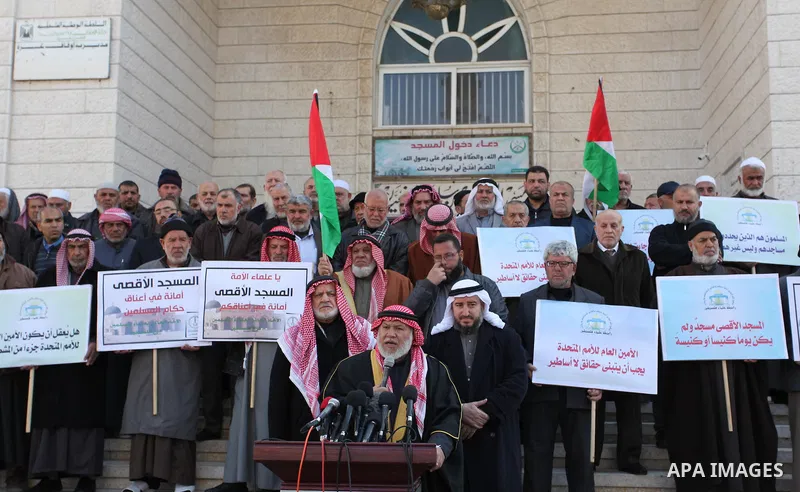 Members of the Palestine Scholars Association take part in a protest against United Nations Secretary-General Antonio Guterres comments about jerusalem, in Gaza city, on February 6, 2017. Photo by Ashraf Amra