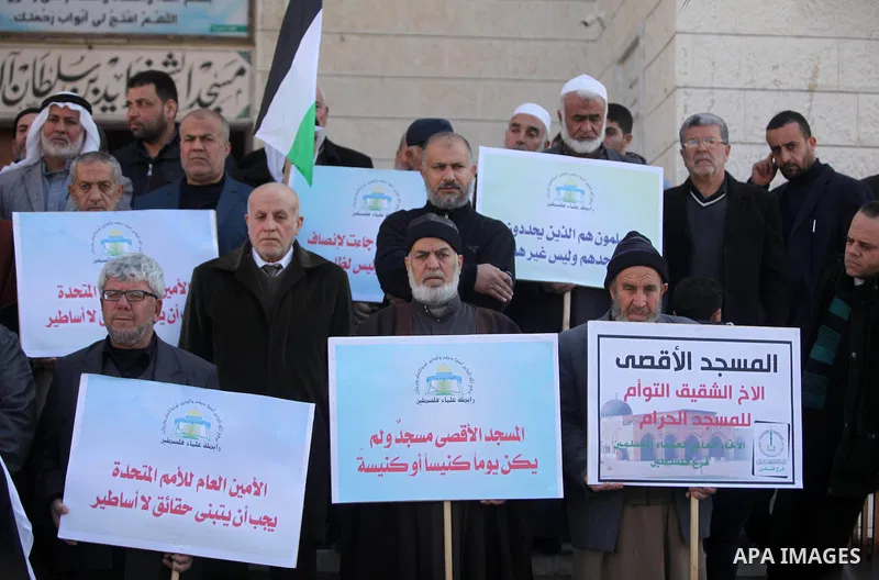 Members of the Palestine Scholars Association take part in a protest against United Nations Secretary-General Antonio Guterres comments about jerusalem, in Gaza city, on February 6, 2017. Photo by Ashraf Amra