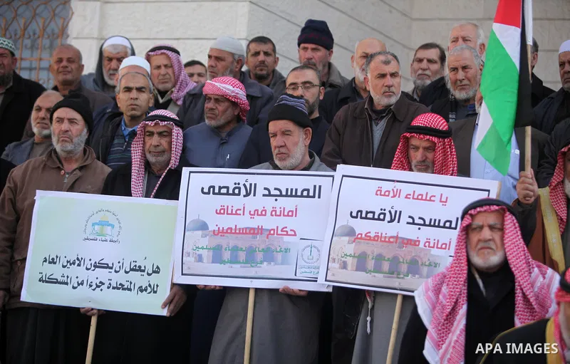 Members of the Palestine Scholars Association take part in a protest against United Nations Secretary-General Antonio Guterres comments about jerusalem, in Gaza city, on February 6, 2017. Photo by Ashraf Amra