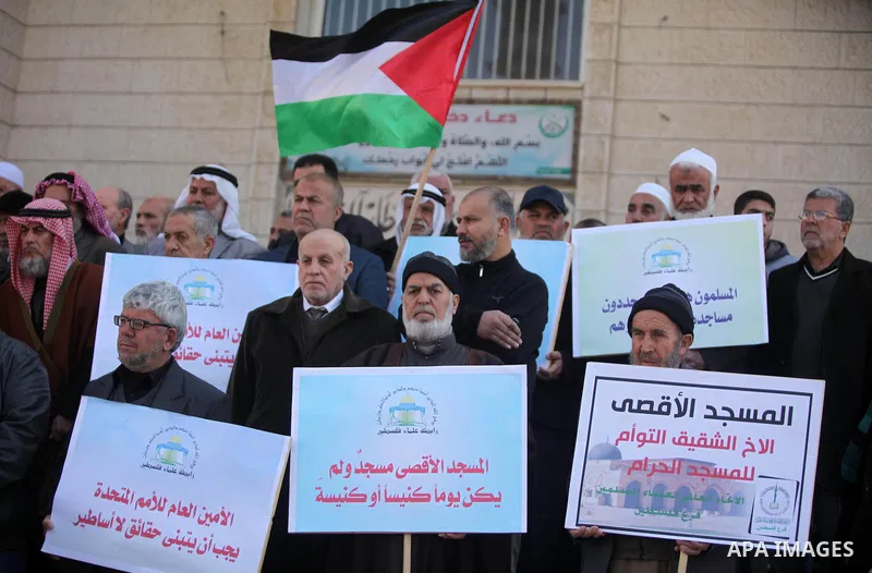 Members of the Palestine Scholars Association take part in a protest against United Nations Secretary-General Antonio Guterres comments about jerusalem, in Gaza city, on February 6, 2017. Photo by Ashraf Amra