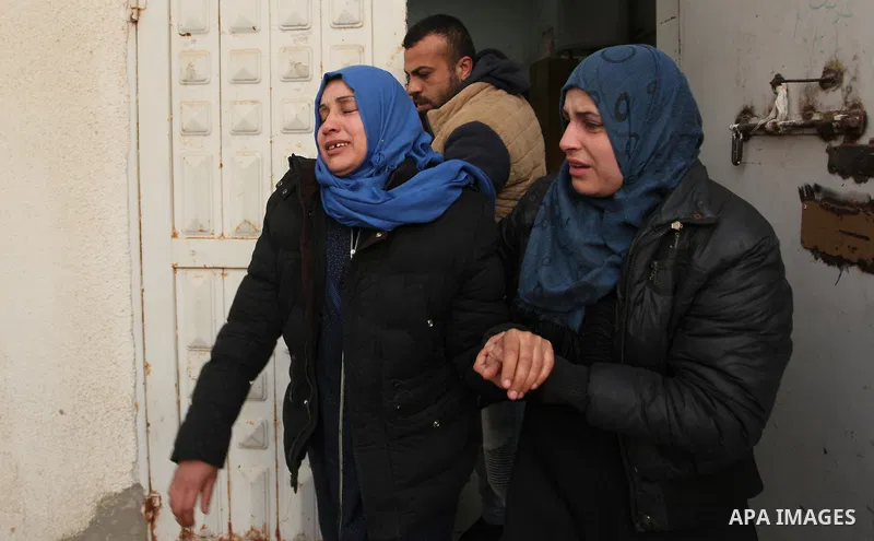 Relatives of one of the two Palestinians, who were killed in a bombing of a tunnel near the Egyptian border, react at a hospital in Rafah in the southern Gaza Strip February 9, 2017. Photo by Ashraf Amra