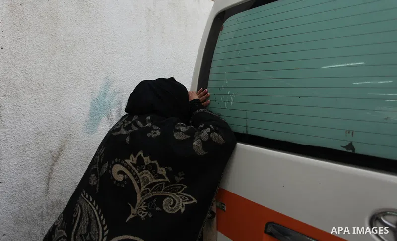 The sister of one of the two Palestinians, who were killed in a bombing of a tunnel near the Egyptian border, mourns at a hospital in Rafah in the southern Gaza Strip February 9, 2017. Photo by Ashraf Amra
