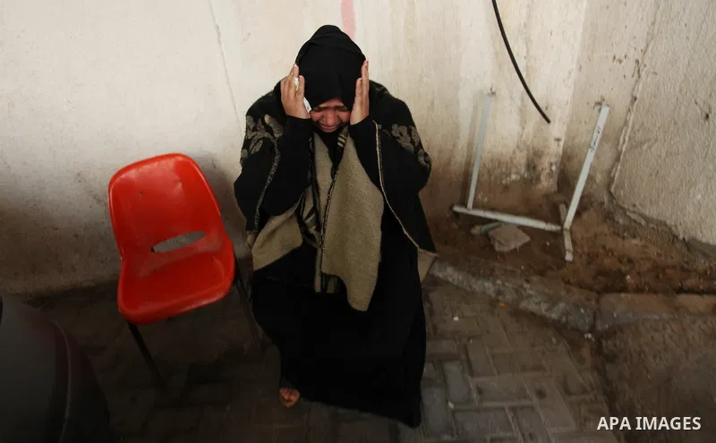 The sister of one of the two Palestinians, who were killed in a bombing of a tunnel near the Egyptian border, mourns at a hospital in Rafah in the southern Gaza Strip February 9, 2017. Photo by Ashraf Amra