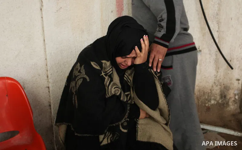 The sister of one of the two Palestinians, who were killed in a bombing of a tunnel near the Egyptian border, mourns at a hospital in Rafah in the southern Gaza Strip February 9, 2017. Photo by Ashraf Amra