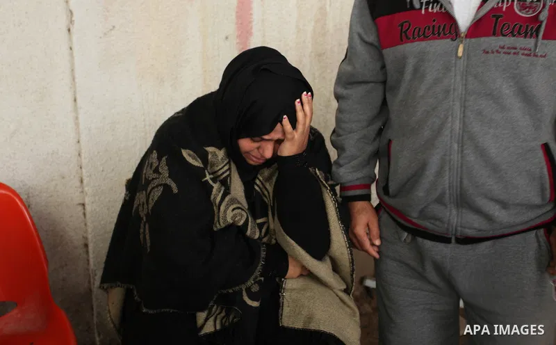 The sister of one of the two Palestinians, who were killed in a bombing of a tunnel near the Egyptian border, mourns at a hospital in Rafah in the southern Gaza Strip February 9, 2017. Photo by Ashraf Amra