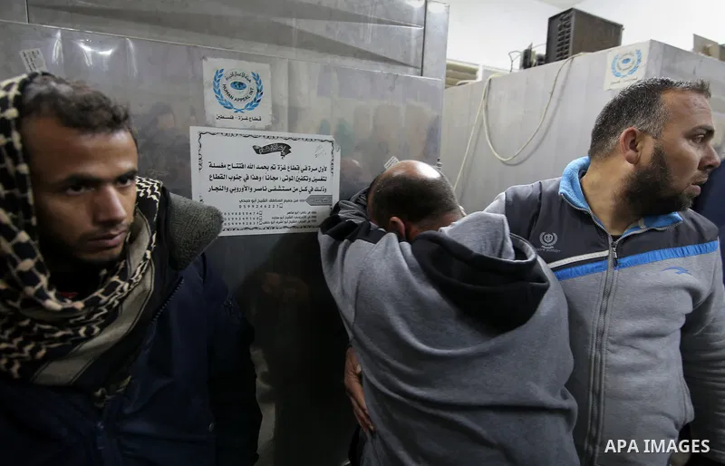 Relatives of one of the two Palestinians, who were killed in a bombing of a tunnel near the Egyptian border, mourn at a hospital in Rafah in the southern Gaza Strip February 9, 2017. Photo by Ashraf Amra