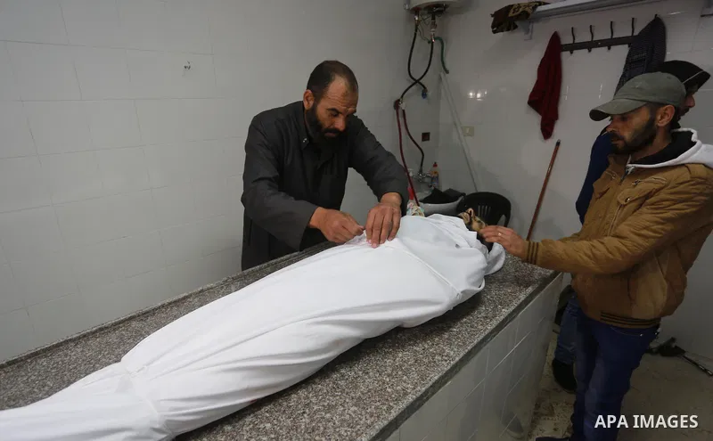 Relatives morn on the body of Palestinian Mohammed al-Aqraa, who was killed in a tunnel explosion near the Egyptian border, during his funeral in Gaza City February 9, 2017. Photo by Mohammed Asad