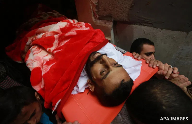 Mourners carry the body of Palestinian Mohammed al-Aqraa, who was killed in a tunnel explosion near the Egyptian border, during his funeral in Gaza City February 9, 2017. Photo by Mohammed Asad