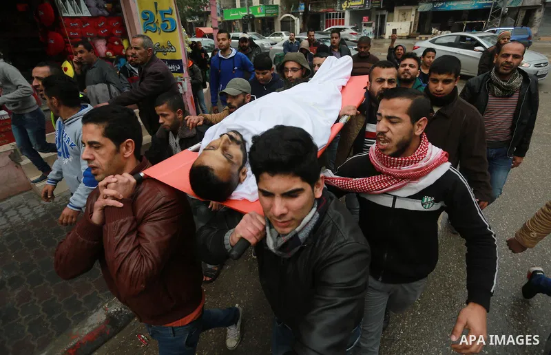 Mourners carry the body of Palestinian Mohammed al-Aqraa, who was killed in a tunnel explosion near the Egyptian border, during his funeral in Gaza City February 9, 2017. Photo by Mohammed Asad