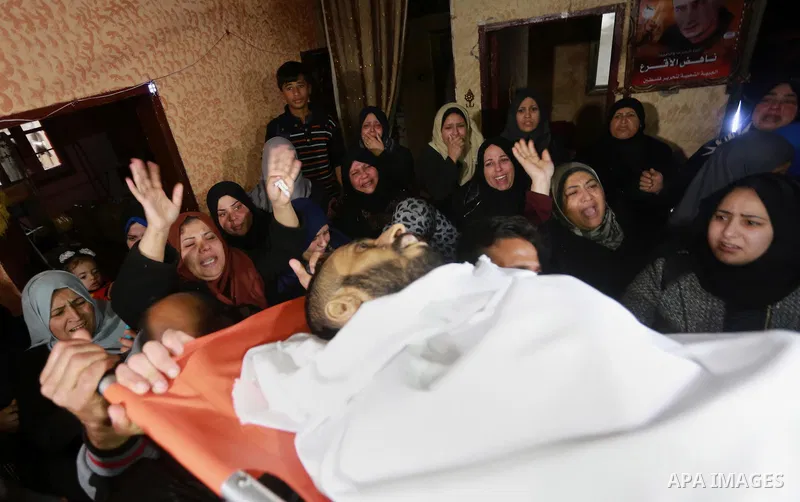 Mourners carry the body of Palestinian Mohammed al-Aqraa, who was killed in a tunnel explosion near the Egyptian border, during his funeral in Gaza City February 9, 2017. Photo by Mohammed Asad