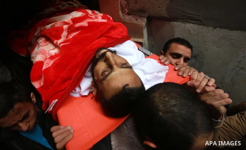 Mourners carry the body of Palestinian Mohammed al-Aqraa, who was killed in a tunnel explosion near the Egyptian border, during his funeral in Gaza City February 9, 2017. Photo by Mohammed Asad