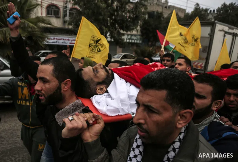 Mourners carry the body of Palestinian Mohammed al-Aqraa, who was killed in a tunnel explosion near the Egyptian border, during his funeral in Gaza City February 9, 2017. Photo by Mohammed Dahman