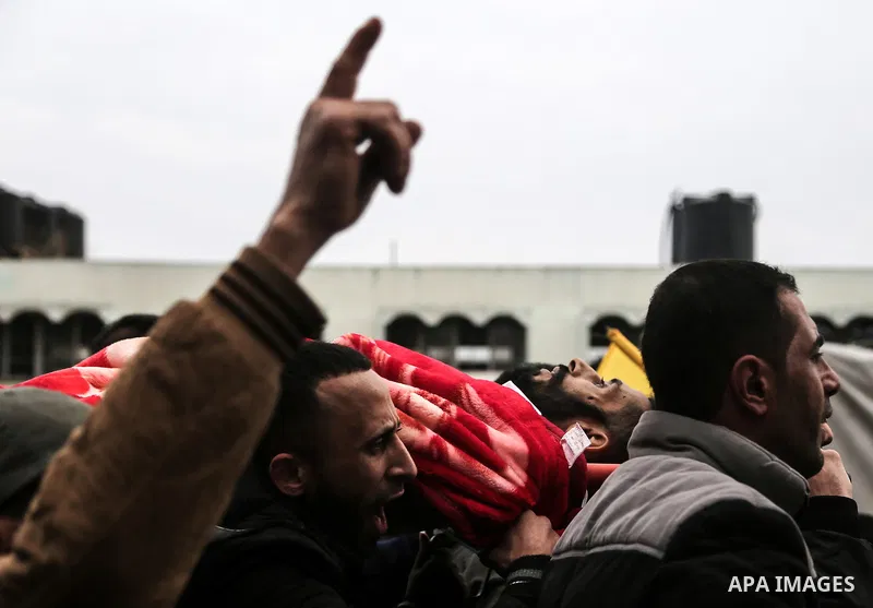 Mourners carry the body of Palestinian Mohammed al-Aqraa, who was killed in a tunnel explosion near the Egyptian border, during his funeral in Gaza City February 9, 2017. Photo by Mohammed Dahman