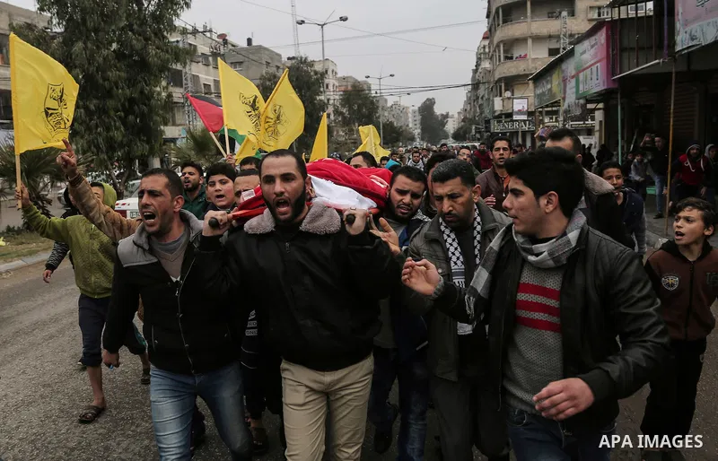 Mourners carry the body of Palestinian Mohammed al-Aqraa, who was killed in a tunnel explosion near the Egyptian border, during his funeral in Gaza City February 9, 2017. Photo by Mohammed Dahman