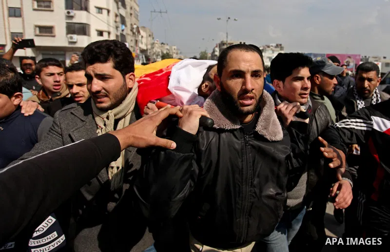 Mourners carry the body of Palestinian Mohammed al-Aqraa, who was killed in a tunnel explosion near the Egyptian border, during his funeral in Gaza City February 9, 2017. Photo by Ashraf Amra