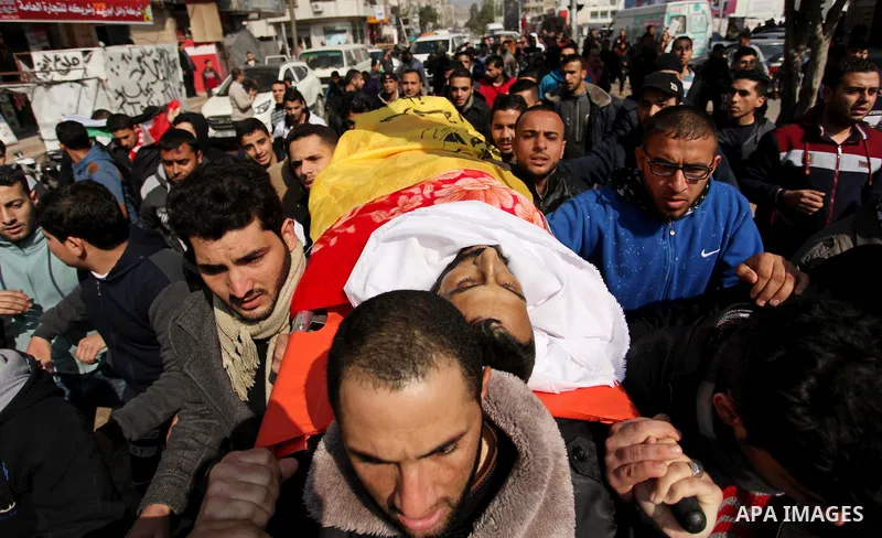 Mourners carry the body of Palestinian Mohammed al-Aqraa, who was killed in a tunnel explosion near the Egyptian border, during his funeral in Gaza City February 9, 2017. Photo by Ashraf Amra