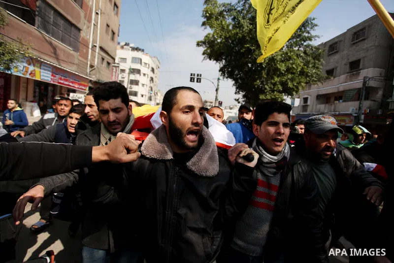 Mourners carry the body of Palestinian Mohammed al-Aqraa, who was killed in a tunnel explosion near the Egyptian border, during his funeral in Gaza City February 9, 2017. Photo by Ashraf Amra
