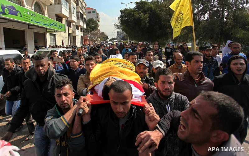 Mourners carry the body of Palestinian Mohammed al-Aqraa, who was killed in a tunnel explosion near the Egyptian border, during his funeral in Gaza City February 9, 2017. Photo by Ashraf Amra