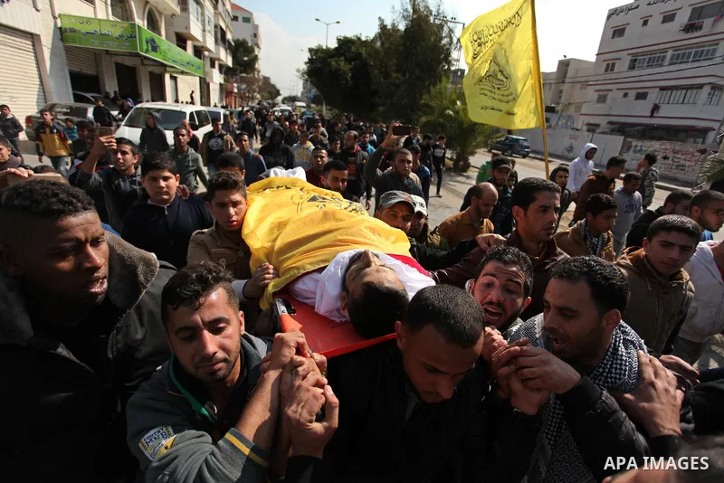 Mourners carry the body of Palestinian Mohammed al-Aqraa, who was killed in a tunnel explosion near the Egyptian border, during his funeral in Gaza City February 9, 2017. Photo by Ashraf Amra