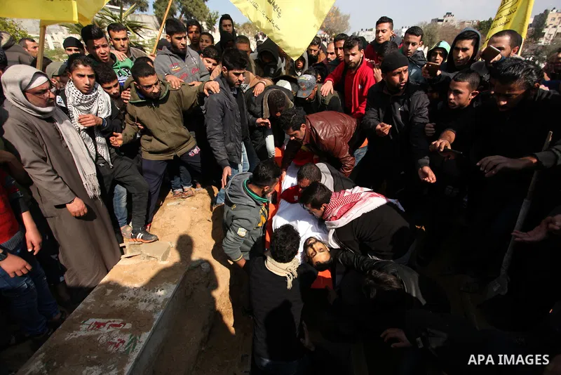 Mourners carry the body of Palestinian Mohammed al-Aqraa, who was killed in a tunnel explosion near the Egyptian border, during his funeral in Gaza City February 9, 2017. Photo by Ashraf Amra