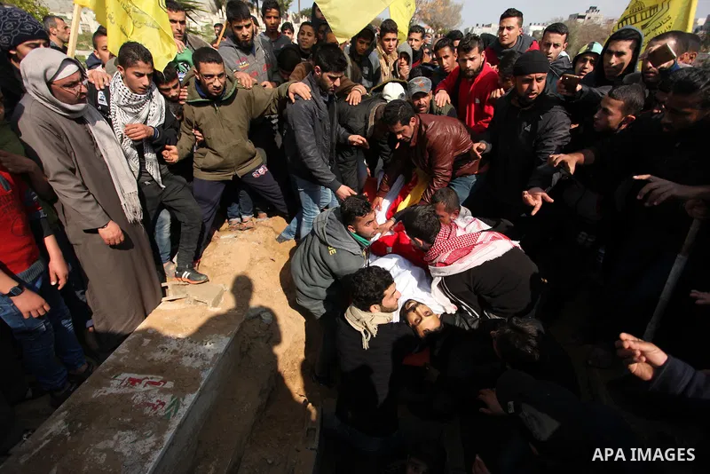 Mourners carry the body of Palestinian Mohammed al-Aqraa, who was killed in a tunnel explosion near the Egyptian border, during his funeral in Gaza City February 9, 2017. Photo by Ashraf Amra