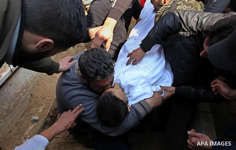 Mourners carry the body of Palestinian Mohammed al-Aqraa, who was killed in a tunnel explosion near the Egyptian border, during his funeral in Gaza City February 9, 2017. Photo by Ashraf Amra