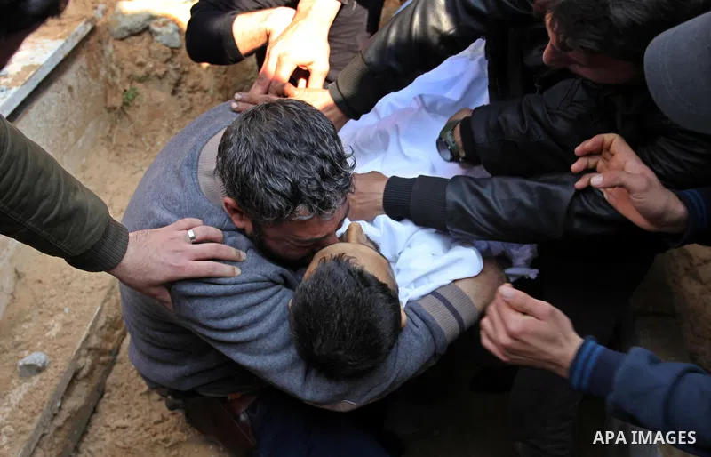 Mourners carry the body of Palestinian Mohammed al-Aqraa, who was killed in a tunnel explosion near the Egyptian border, during his funeral in Gaza City February 9, 2017. Photo by Ashraf Amra