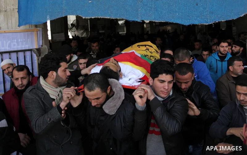 Mourners carry the body of Palestinian Mohammed al-Aqraa, who was killed in a tunnel explosion near the Egyptian border, during his funeral in Gaza City February 9, 2017. Photo by Ashraf Amra