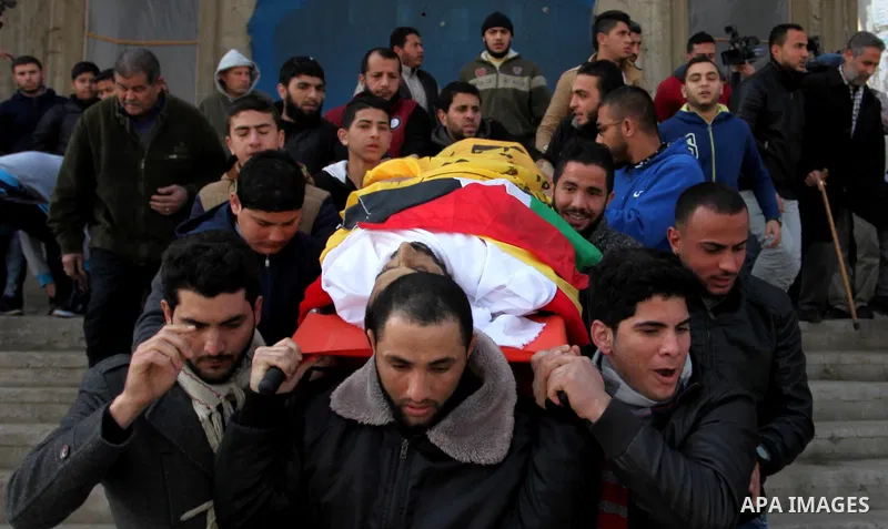 Mourners carry the body of Palestinian Mohammed al-Aqraa, who was killed in a tunnel explosion near the Egyptian border, during his funeral in Gaza City February 9, 2017. Photo by Ashraf Amra