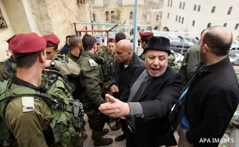 Palestinian protesters argue with Israeli army officers during a protest calling for reopening a closed street in the West Bank city of Hebron February 9, 2017. Photo by Wisam Hashlamoun