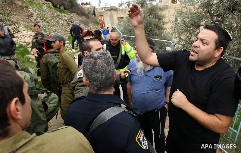 Israeli settlers react during a protest by Palestinians calling for reopening of a closed street, in the West Bank city of Hebron February 9, 2017. Photo by Wisam Hashlamoun