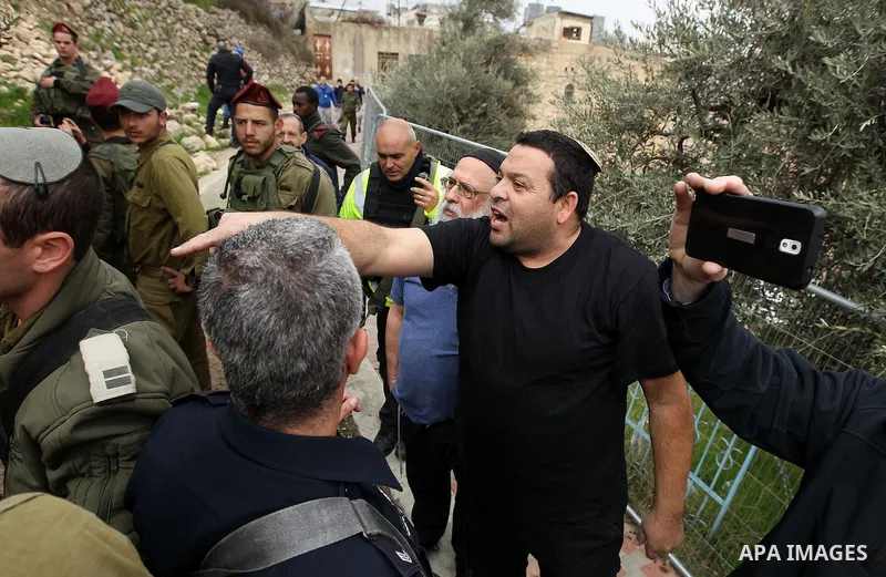 Israeli settlers react during a protest by Palestinians calling for reopening of a closed street, in the West Bank city of Hebron February 9, 2017. Photo by Wisam Hashlamoun
