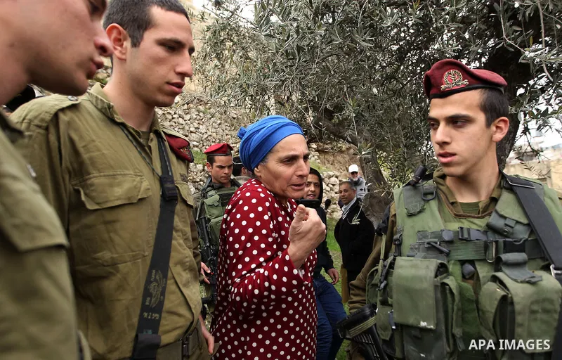Palestinian protesters argue with Israeli army officers during a protest calling for reopening a closed street in the West Bank city of Hebron February 9, 2017. Photo by Wisam Hashlamoun